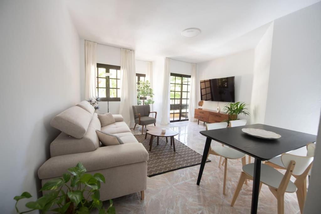 Comfortable Centric Apartment Steps From The Beach Гран Тарахал Екстериор снимка