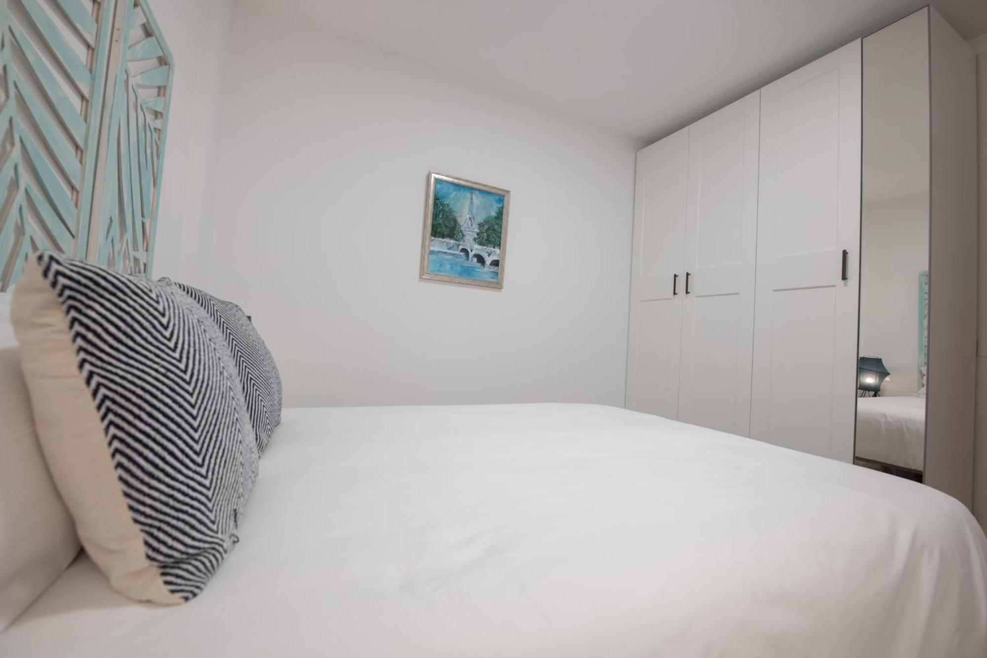 Comfortable Centric Apartment Steps From The Beach Гран Тарахал Екстериор снимка