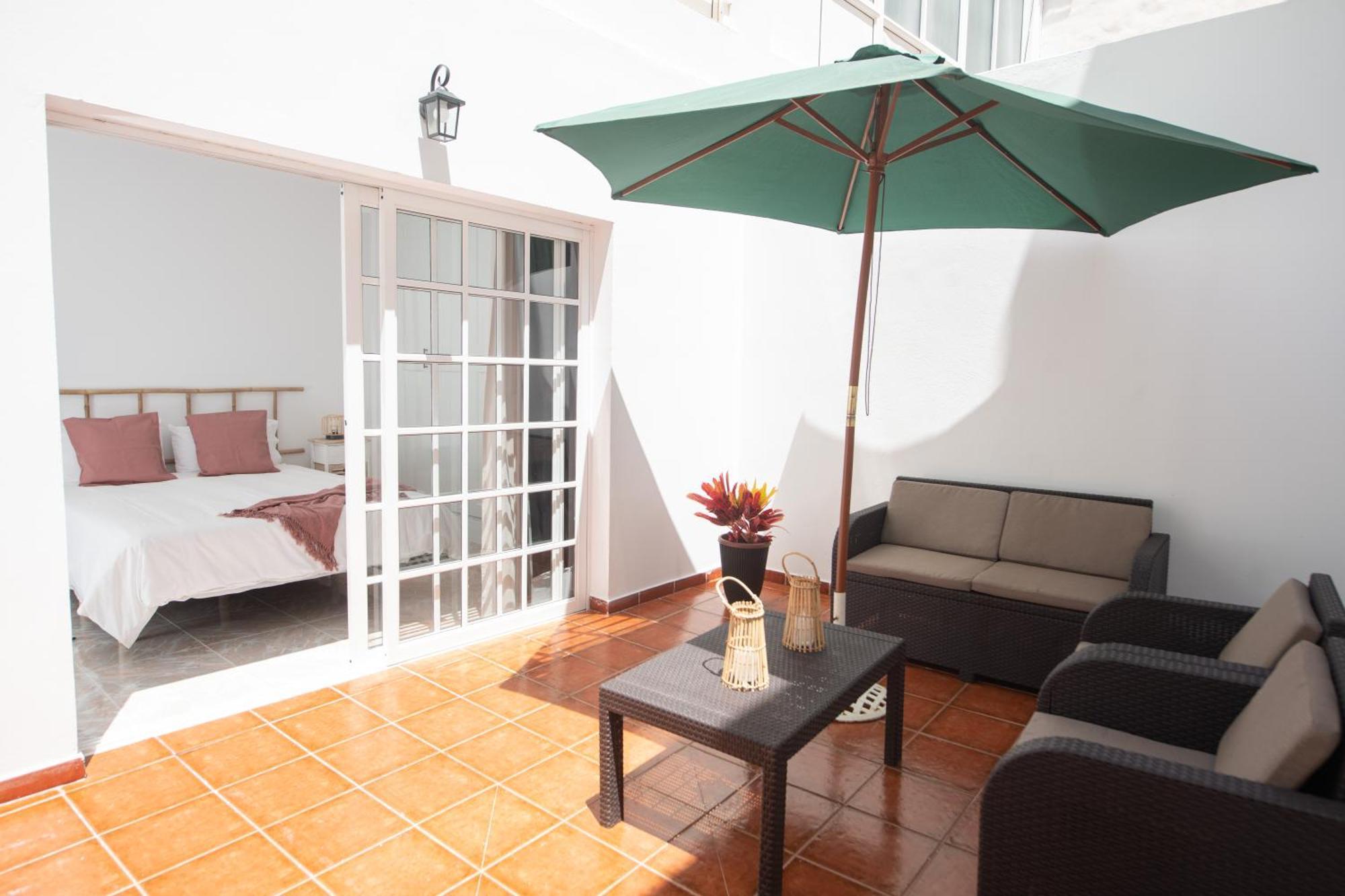 Comfortable Centric Apartment Steps From The Beach Гран Тарахал Екстериор снимка